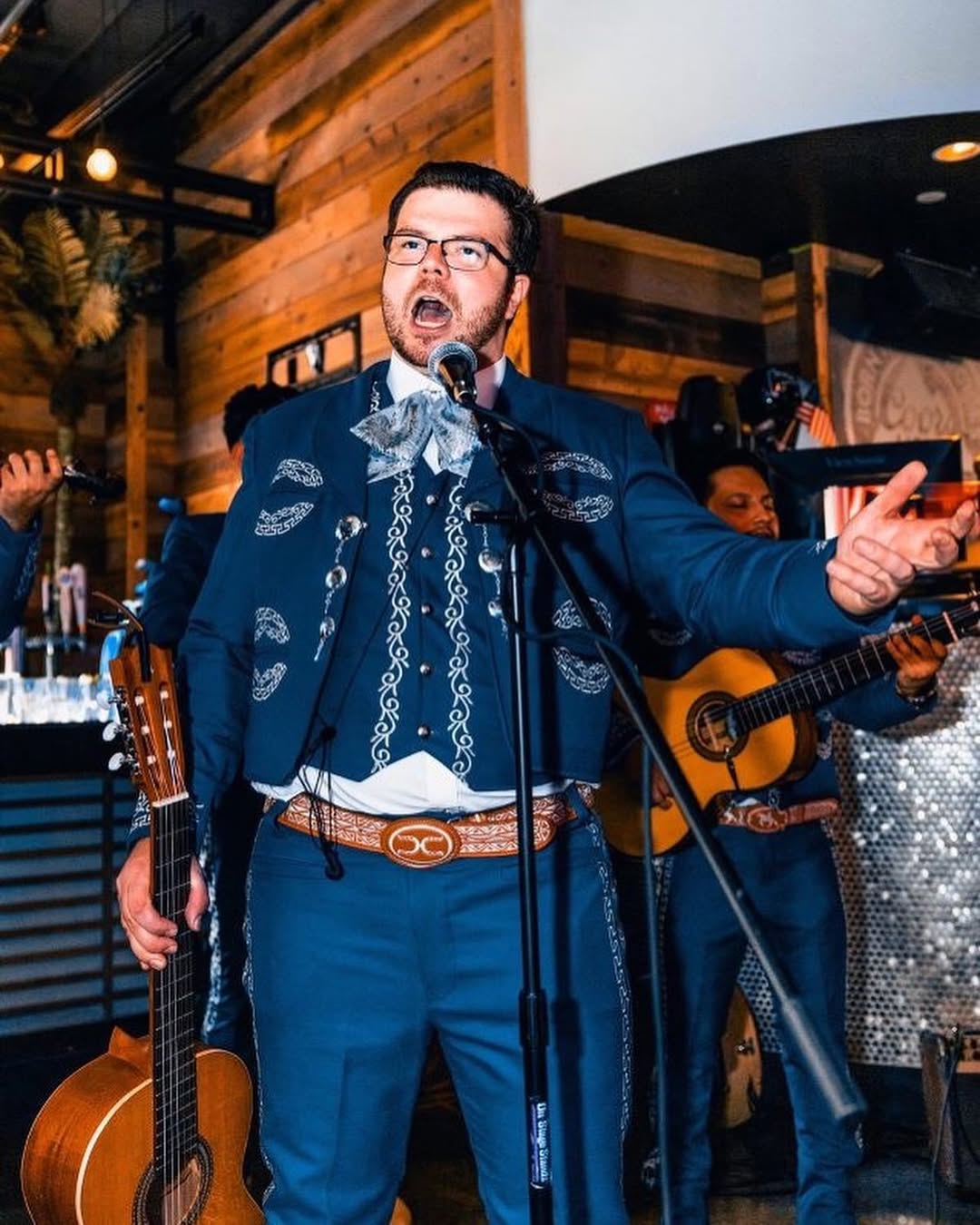 Ryan Henry with Mariachi Búhos de Oro ensemble